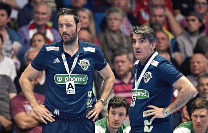 Iker Romero (links) tritt bei der SG BBM Bietigheim im Sommer seine erste Station als Cheftrainer an. Aktuell ist er die rechte Hand von Carlos Ortega (rechts) bei Hannover-Burgdorf. Foto: Eibner