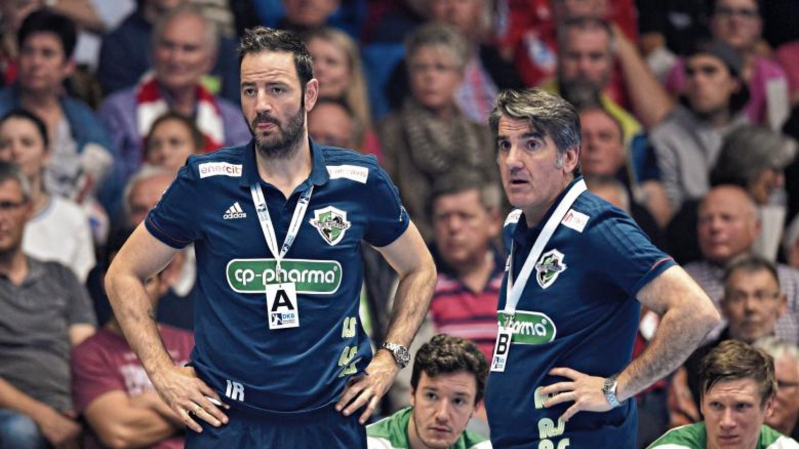 Iker Romero (links) tritt bei der SG BBM Bietigheim im Sommer seine erste Station als Cheftrainer an. Aktuell ist er die rechte Hand von Carlos Ortega (rechts) bei Hannover-Burgdorf. Foto: Eibner Iker Romero (links) tritt bei der SG BBM Bietigheim im Sommer seine erste Station als Cheftrainer an. Aktuell ist er die rechte Hand von Carlos Ortega (rechts) bei Hannover-Burgdorf. Foto: Eibner