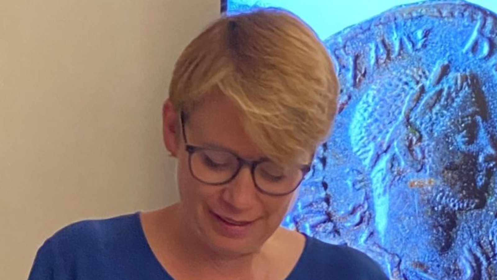 Staatssekretärin Andrea Lindlohr begutachtet die römischen Funde. Staatssekretärin Andrea Lindlohr begutachtet die römischen Funde.