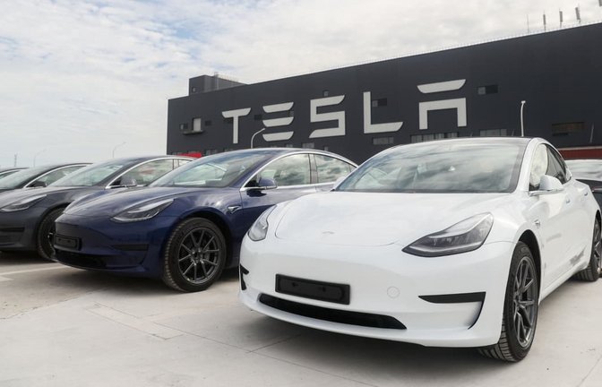 Fahrzeuge des Models 3 stehen vor der Tesla Fabrik in Shanghai. (Archivfoto)<span class='image-autor'>Ding Ting/XinHua/dpa</span>