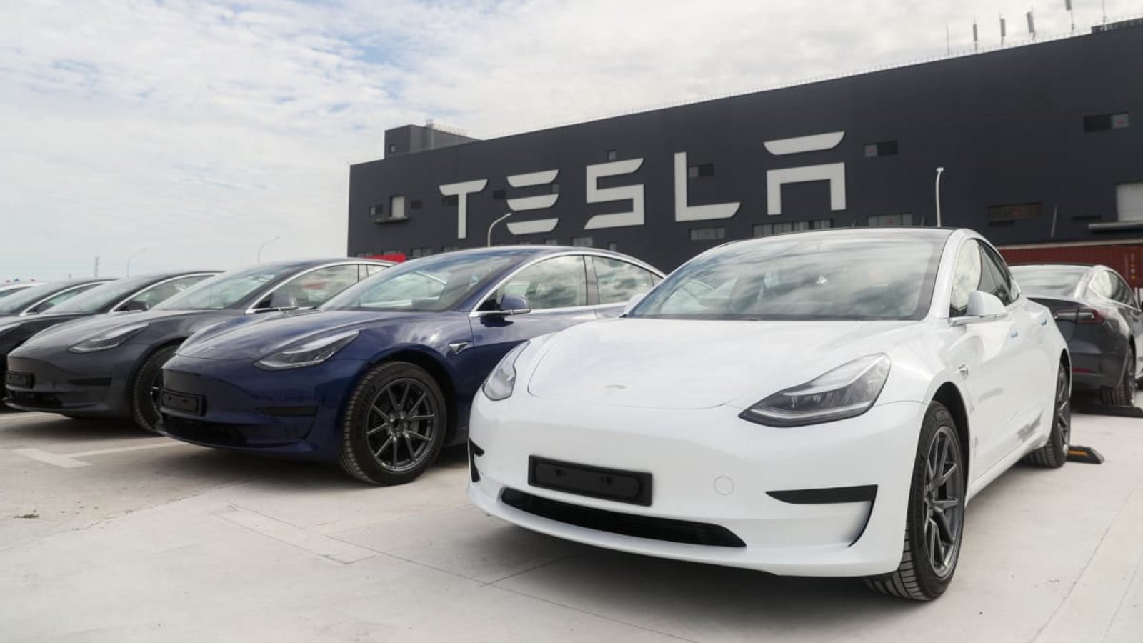 Fahrzeuge des Models 3 stehen vor der Tesla Fabrik in Shanghai. (Archivfoto)Ding Ting/XinHua/dpa