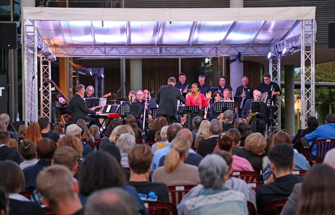 Elise Tobler sang, begleitet von der Gout Big Band, die Titelmelodie aus „Golden Eye“.  <span class='image-autor'>Foto: Benseler</span>