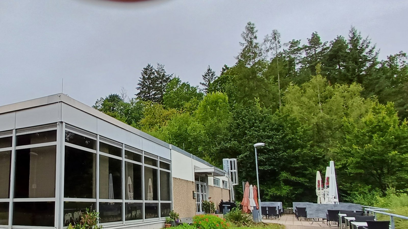 Für die Gaststätte an der Turn- und Festhalle samt Außenbereich mit Blick auf den Sportplatz und Aurich wird noch bis 18. August ein neuer Pächter gesucht. Foto: Rücker Für die Gaststätte an der Turn- und Festhalle samt Außenbereich mit Blick auf den Sportplatz und Aurich wird noch bis 18. August ein neuer Pächter gesucht. Foto: Rücker