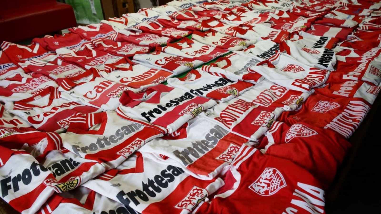 Hat der VfB im Netz sein neues Trikot geleaked? Eigentlich soll das Ausweichtrikot erst am Dienstag präsentiert werden.Pressefoto Baumann Hat der VfB im Netz sein neues Trikot geleaked? Eigentlich soll das Ausweichtrikot erst am Dienstag präsentiert werden.Pressefoto Baumann