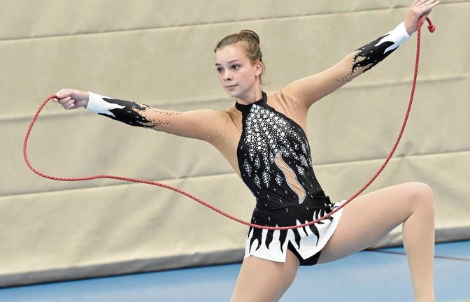 Jasmin Müller vom TV Sersheim hat nicht nur mit dem Seil eine super Übung gezeigt. Sie gewann das Landesfinale. Foto: Leitner