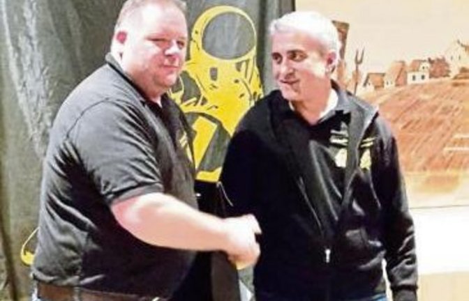 Lothar Hirsch (links) bekam zum Dank für seine langjährige Vorstandstätigkeit von Erich Wörz einen Gutschein überreicht.  Foto: p