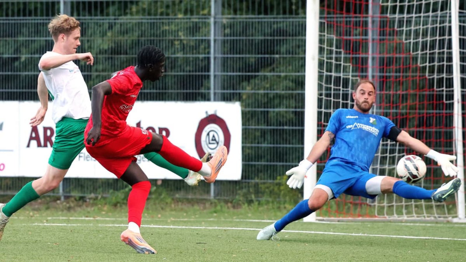 Lukas Emmrich stand beim 1:6 in Löchgau zum Saisonauftakt beim TSV Heimerdingen im Tor - gegen den Schuss von FV-Stürmer Mouhamad Gueye (Mi.) zum 2:0 hatte er keine Chance.Hansjürgen Britsch Lukas Emmrich stand beim 1:6 in Löchgau zum Saisonauftakt beim TSV Heimerdingen im Tor - gegen den Schuss von FV-Stürmer Mouhamad Gueye (Mi.) zum 2:0 hatte er keine Chance.Hansjürgen Britsch