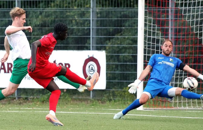 Lukas Emmrich stand beim 1:6 in Löchgau zum Saisonauftakt beim TSV Heimerdingen im Tor - gegen den Schuss von FV-Stürmer Mouhamad Gueye (Mi.) zum 2:0 hatte er keine Chance.<span class='image-autor'>Hansjürgen Britsch</span>