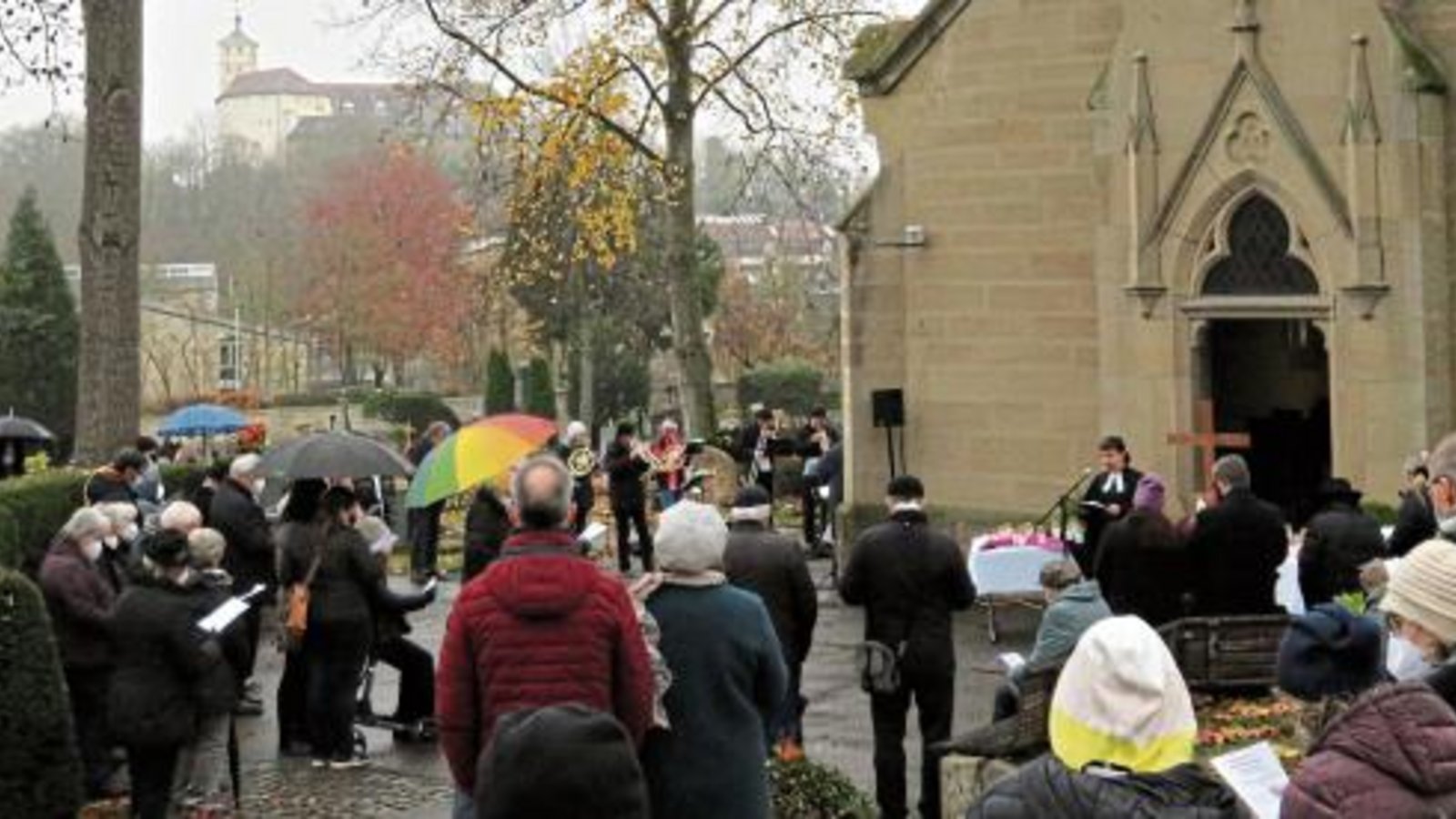 Premiere zum Totensonntag: Der Gottesdienst der evangelischen Kirchengemeinde Vaihingen fand auf dem Friedhof statt. Für jede Verstorbene, jeden Verstorbenen im vergangenen Kirchenjahr wurde eine Kerze angezündet und die Namen verlesen – 53 insgesamt. Pfarrerin Barbara Martin war für Liturgie und Predigt zuständig. Der Chor der Stadtkirche und der Bläserkreis umrahmten die Feierstunde. Foto: Arning Premiere zum Totensonntag: Der Gottesdienst der evangelischen Kirchengemeinde Vaihingen fand auf dem Friedhof statt. Für jede Verstorbene, jeden Verstorbenen im vergangenen Kirchenjahr wurde eine Kerze angezündet und die Namen verlesen – 53 insgesamt. Pfarrerin Barbara Martin war für Liturgie und Predigt zuständig. Der Chor der Stadtkirche und der Bläserkreis umrahmten die Feierstunde. Foto: Arning