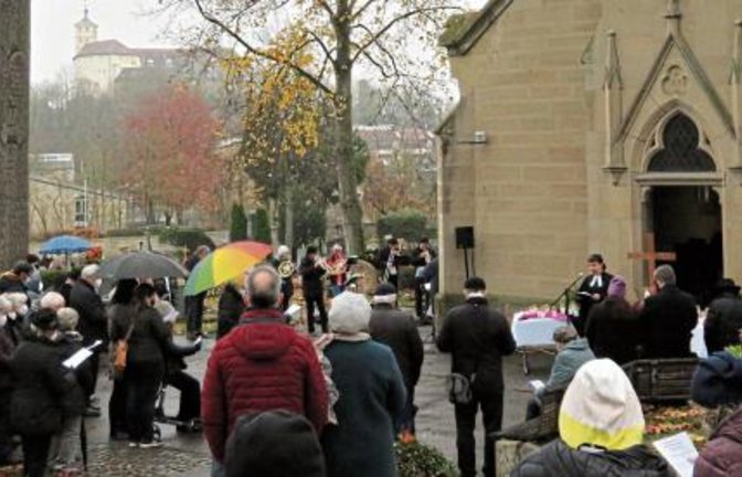 Premiere zum Totensonntag: Der Gottesdienst der evangelischen Kirchengemeinde Vaihingen fand auf dem Friedhof statt. Für jede Verstorbene, jeden Verstorbenen im vergangenen Kirchenjahr wurde eine Kerze angezündet und die Namen verlesen – 53 insgesamt. Pfarrerin Barbara Martin war für Liturgie und Predigt zuständig. Der Chor der Stadtkirche und der Bläserkreis umrahmten die Feierstunde.  Foto: Arning