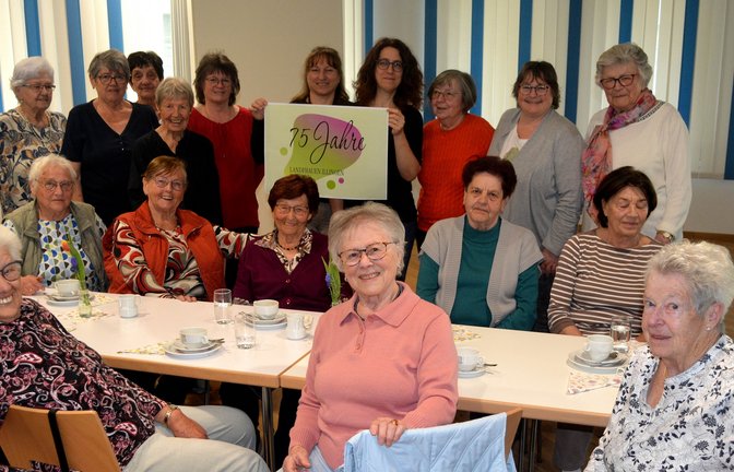 Eine gesellige Runde: Einmal im Monat treffen sich die älteren Landfrauen und tauschen im Rathauseck Erinnerungen aus.