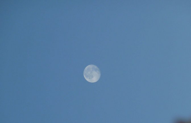 Mond am blauen Morgenhimmel. Foto: Rücker