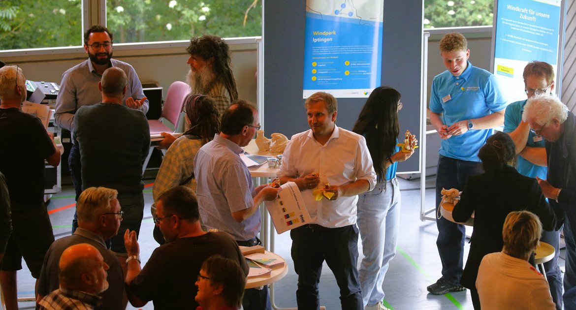Windkraft Informationsveranstaltung in Iptingen Kreuzbachhalle, Windenergie, WEA, Windvorranggebiet, Windpark, Windrad, erneuerbare Energien, Biostrom, Energiewende,  Marktplatz: Projektierer und andere Beteiligte stellen sich an ihren Ständen vor
