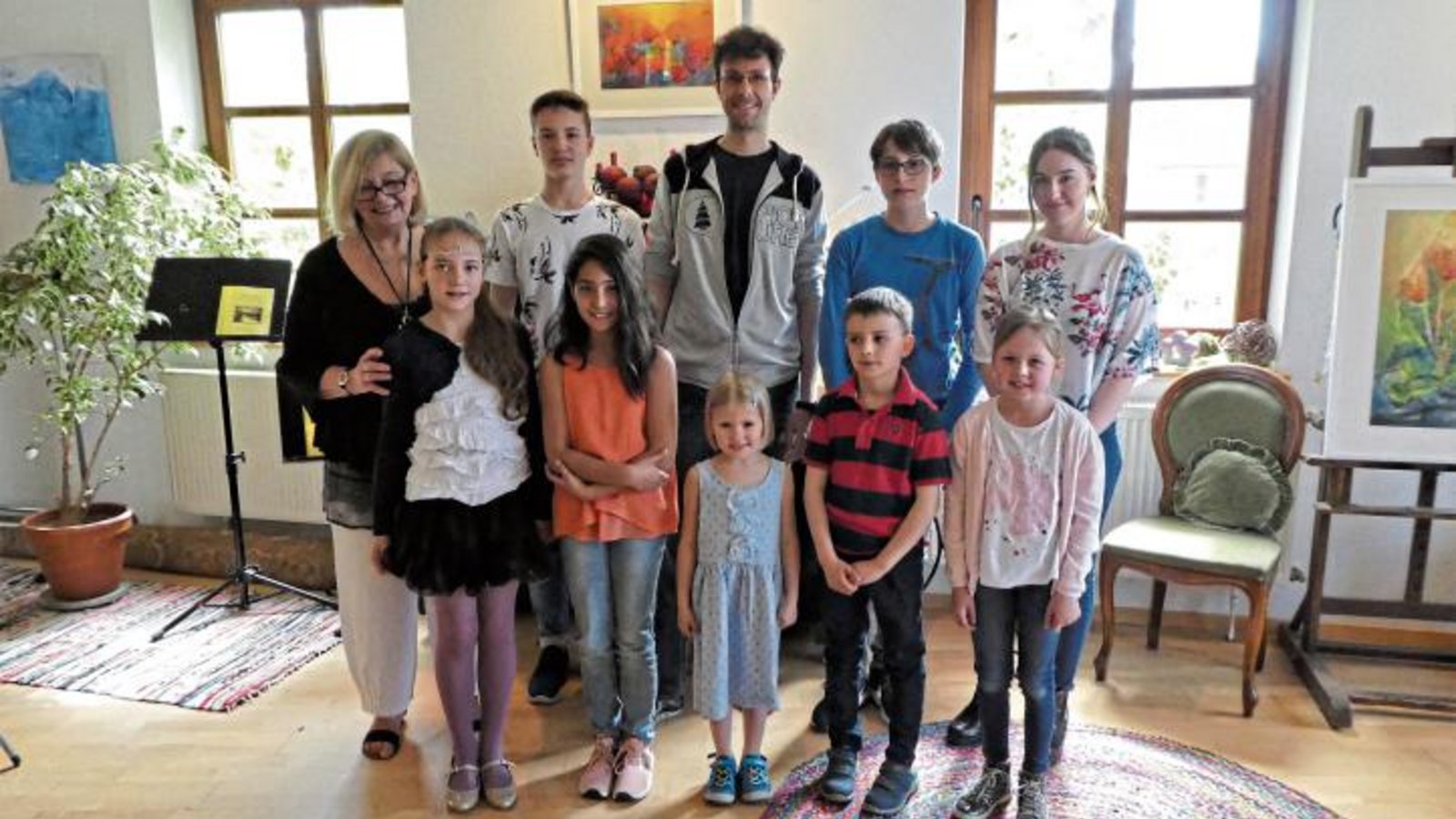 Die jungen Musiker mit ihrer Lehrerin Ursula Layher. Foto: p