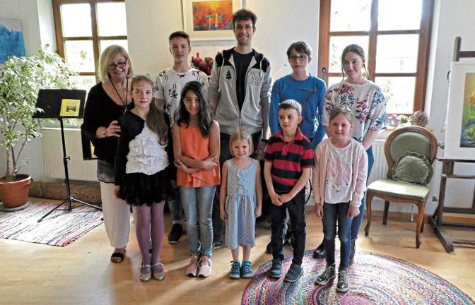 Die jungen Musiker mit ihrer Lehrerin Ursula Layher. Foto: p