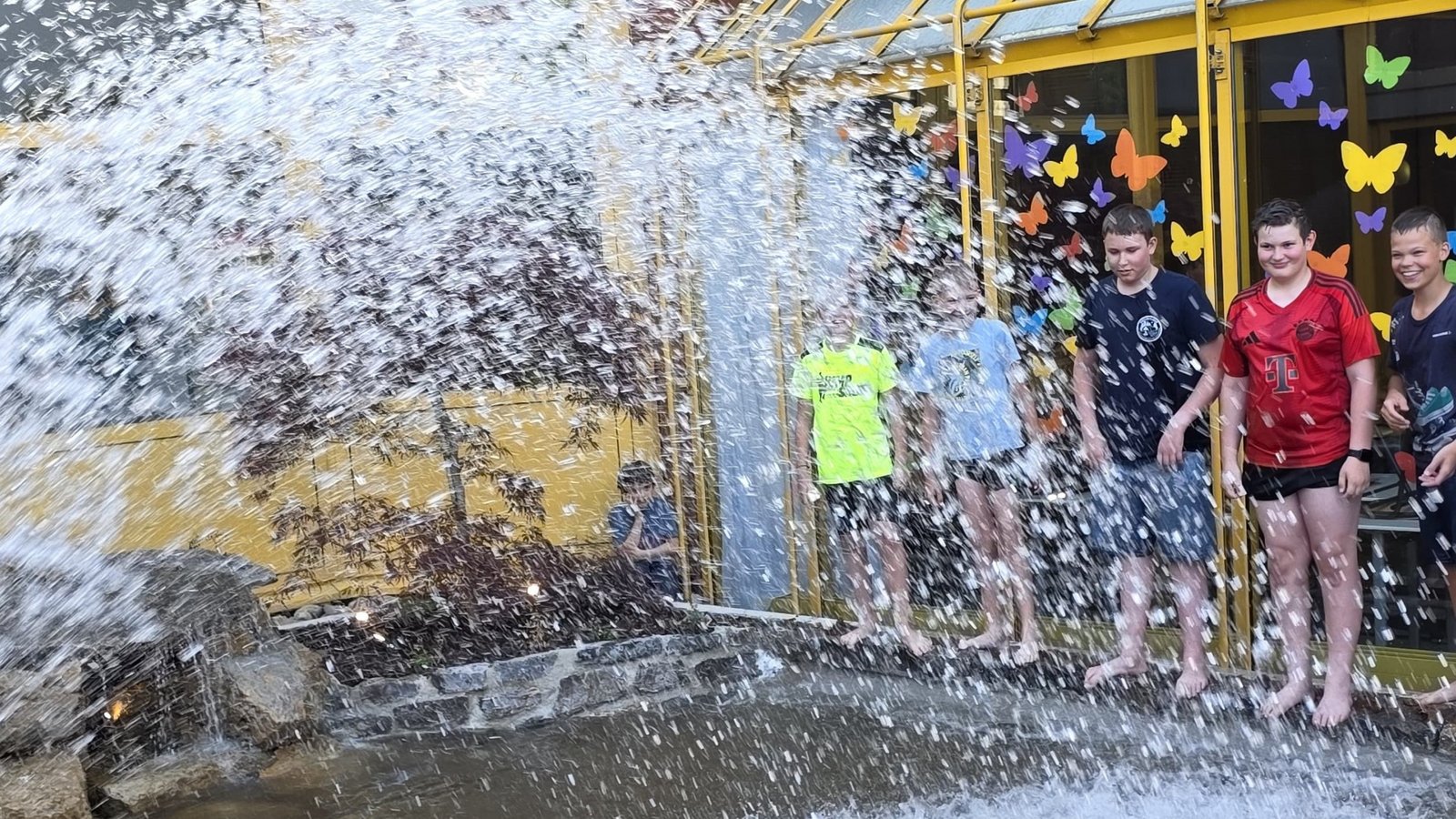 „Wasser marsch!“ – endlich wird das neue Biotop von der Feuerwehr Kleinglattbach befüllt.  Fotos: p