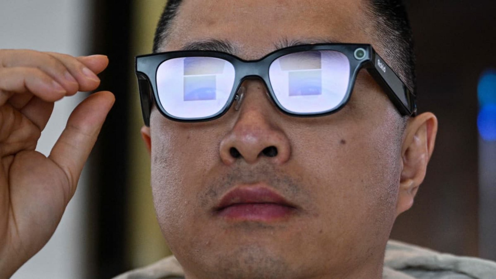 Smart Glasses können die Umgebung vollständig analysieren und filmen. Das Problem: Umstehende erkennen nicht, ob sie gefilmt werden. Nur ein winziges, kaum erkennbares LED-Lämpchen am Brillenbügel deutet auf eine laufende Kamera hin.Hector Retamal/AFP Smart Glasses können die Umgebung vollständig analysieren und filmen. Das Problem: Umstehende erkennen nicht, ob sie gefilmt werden. Nur ein winziges, kaum erkennbares LED-Lämpchen am Brillenbügel deutet auf eine laufende Kamera hin.Hector Retamal/AFP