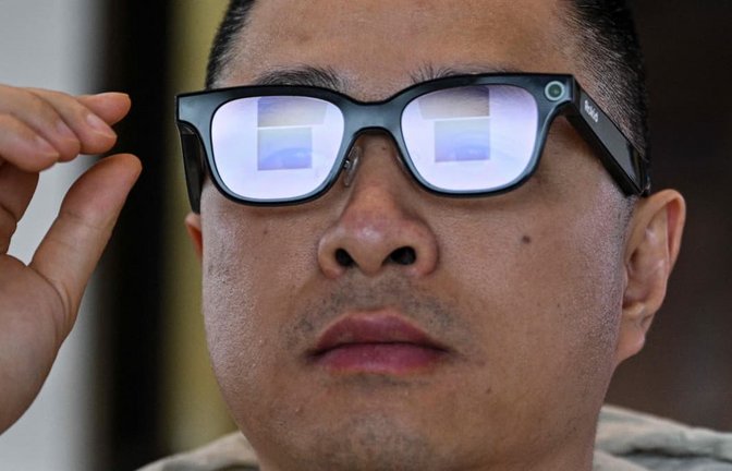 Smart Glasses können die Umgebung vollständig analysieren und filmen. Das Problem: Umstehende erkennen nicht, ob sie gefilmt werden. Nur ein winziges, kaum erkennbares LED-Lämpchen am Brillenbügel deutet auf eine laufende Kamera hin.<span class='image-autor'>Hector Retamal/AFP</span>
