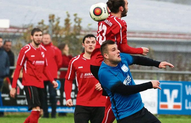 Hier springt Jovan Gazinkovski höher als Granit Hajdini. Abgesehen von der ersten halben Stunde hatte der SV Horrheim mehr vom Spiel. Foto: Küppers