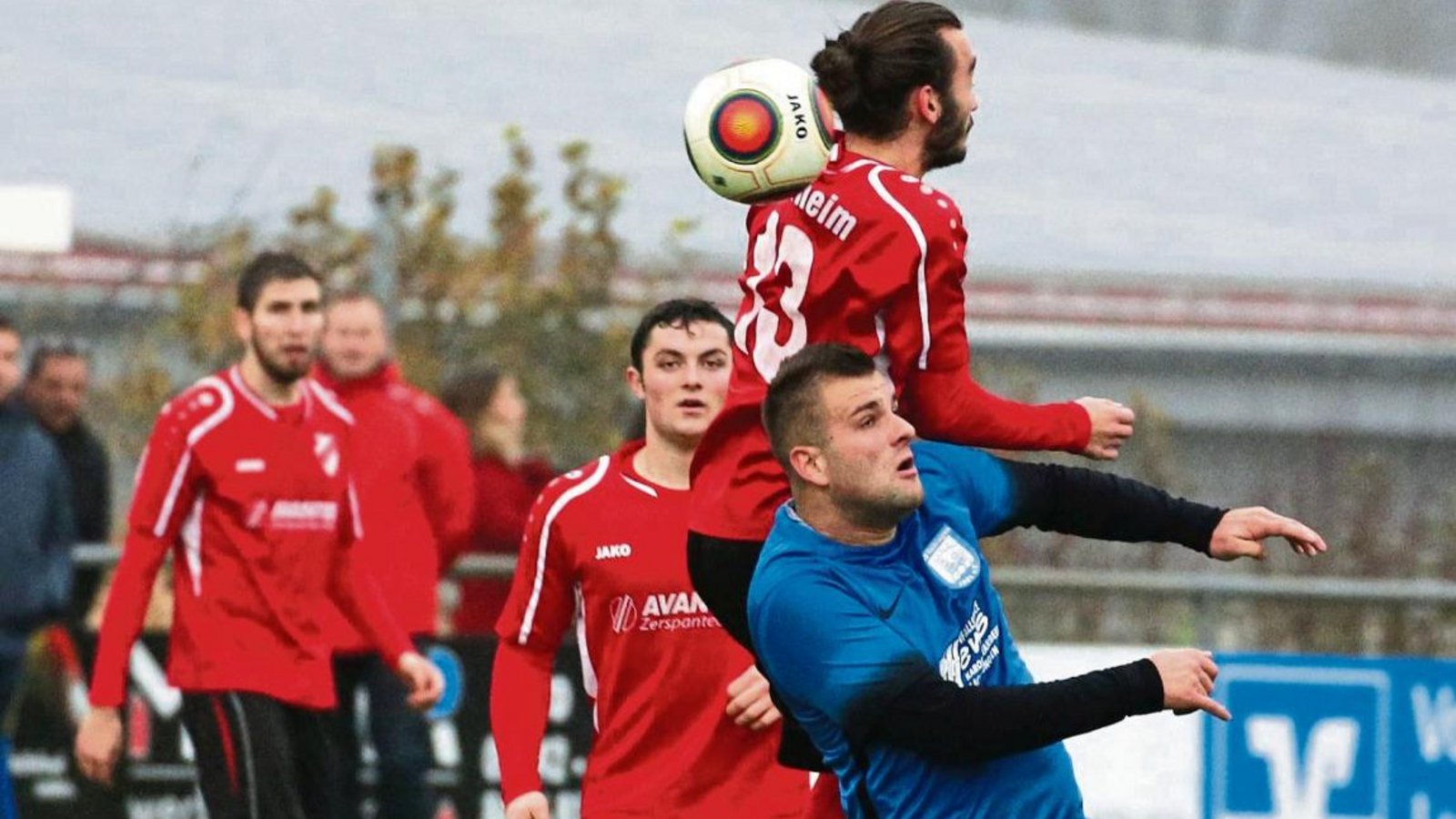 Hier springt Jovan Gazinkovski höher als Granit Hajdini. Abgesehen von der ersten halben Stunde hatte der SV Horrheim mehr vom Spiel. Foto: Küppers Hier springt Jovan Gazinkovski höher als Granit Hajdini. Abgesehen von der ersten halben Stunde hatte der SV Horrheim mehr vom Spiel. Foto: Küppers