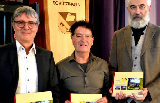 Bürgermeister Armin Pioch (von links), Peter Pförsich vom Arbeitskreis und Autor Konrad Dussel stellen die Chronik vor.  <span class='image-autor'>Fotos: Stahlfeld</span>
