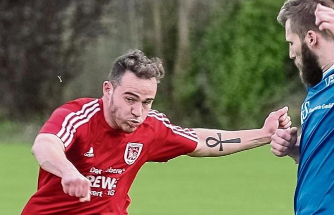Vaihingens Johannes Schuller (links) setzt sich hier gegen den Auricher Philipp Bielesch durch. Am Ende bleiben beim 4:0-Sieg alle drei Punkte im Enztal. Foto: Simecek