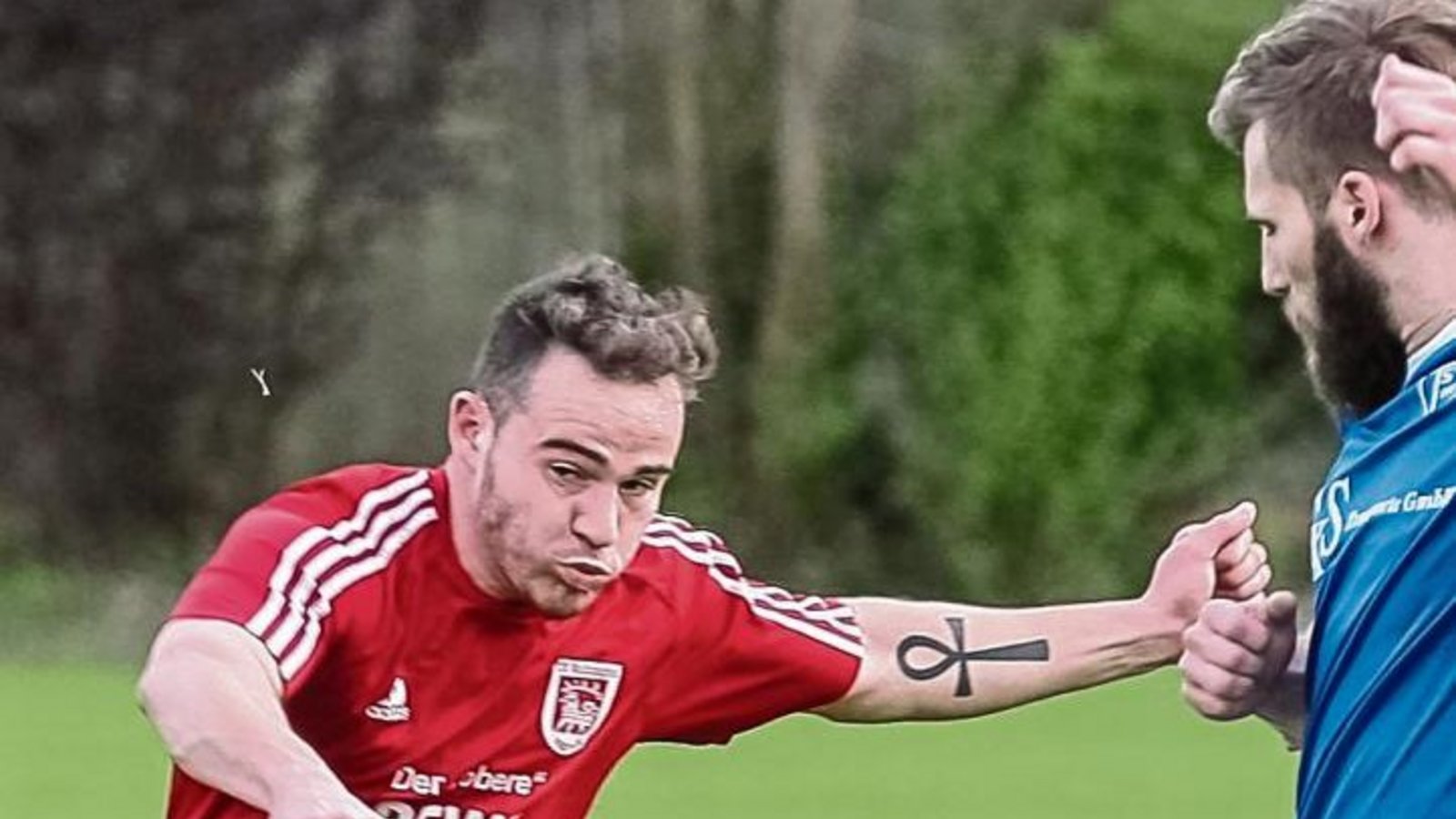 Vaihingens Johannes Schuller (links) setzt sich hier gegen den Auricher Philipp Bielesch durch. Am Ende bleiben beim 4:0-Sieg alle drei Punkte im Enztal. Foto: Simecek