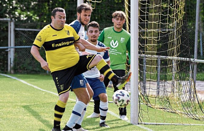 Tobias Häfner (links) und die Ensinger taten sich gegen die SpVgg Bissingen schwer, aus dem Spiel heraus Tore zu erzielen. Sie benötigten für ihre neun Treffer fast immer Standards. Foto: Leitner