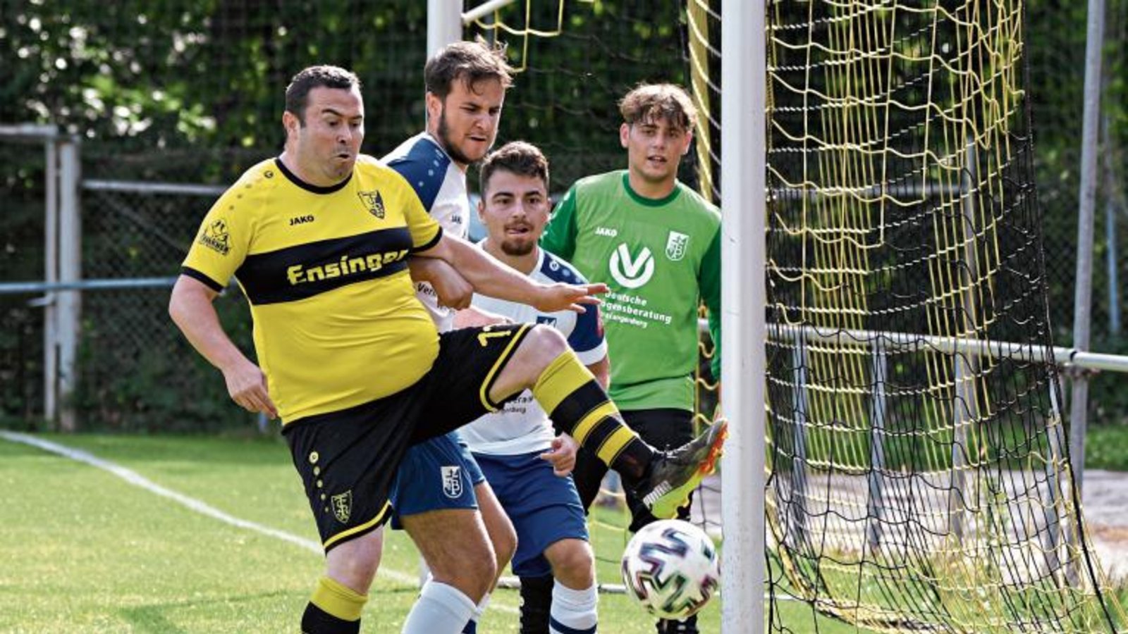 Tobias Häfner (links) und die Ensinger taten sich gegen die SpVgg Bissingen schwer, aus dem Spiel heraus Tore zu erzielen. Sie benötigten für ihre neun Treffer fast immer Standards. Foto: Leitner