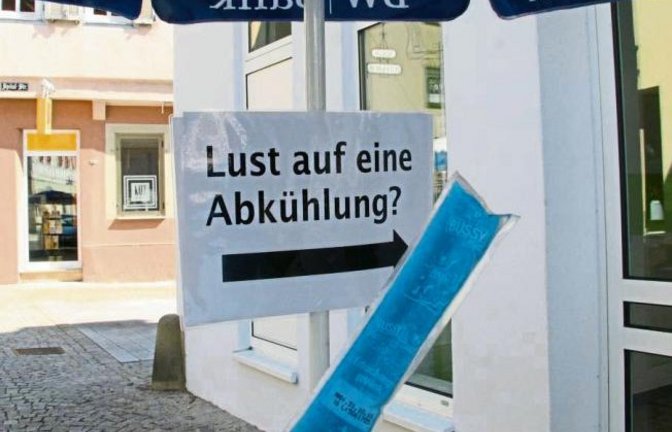 Das kommt wie gerufen: Bei der BW Bank in Vaihingen haben durstige Passanten gestern ein Glas Wasser oder Eistee bekommen – wahlweise auch ein Wassereis.  Foto: Rostek