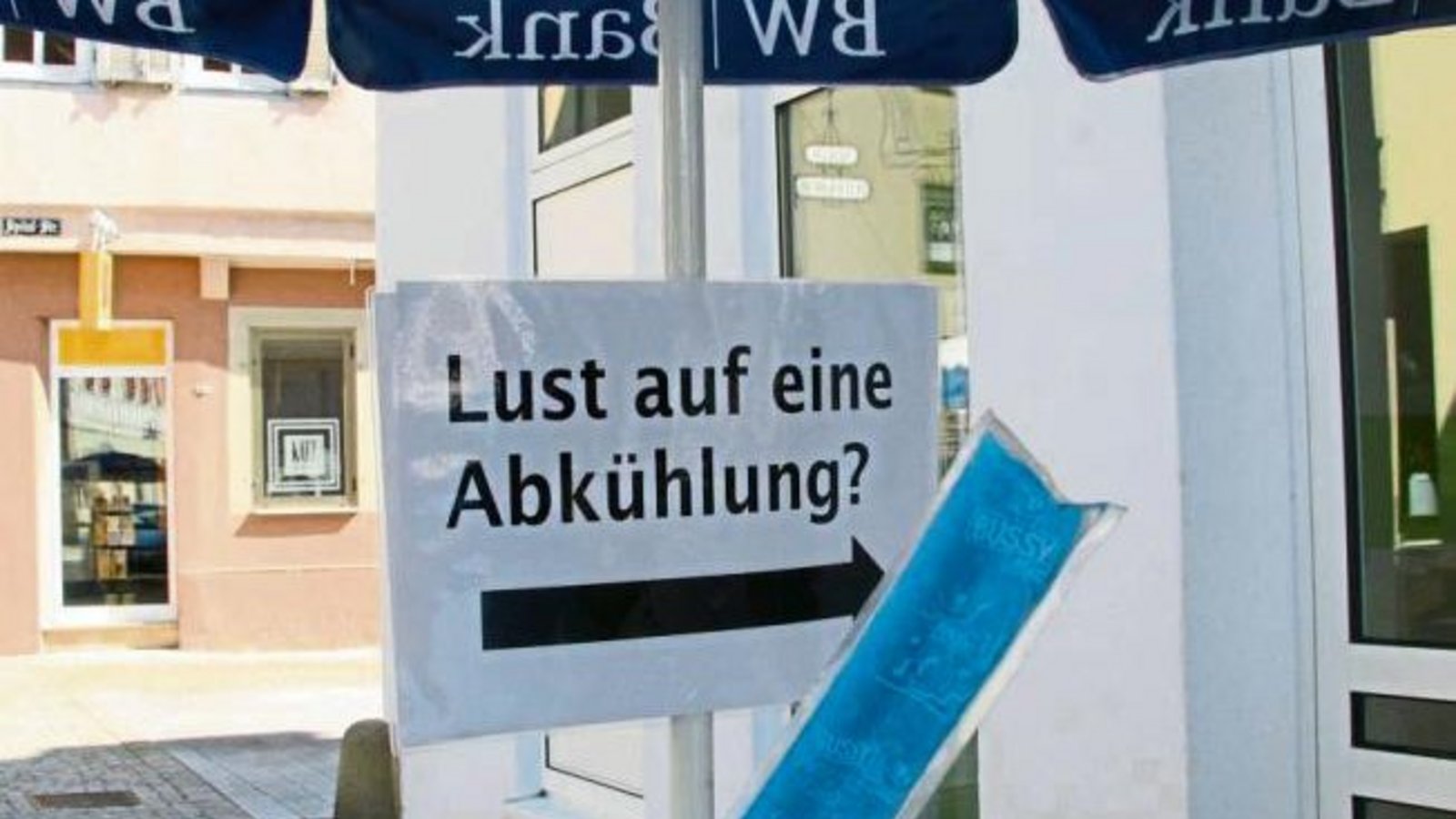 Das kommt wie gerufen: Bei der BW Bank in Vaihingen haben durstige Passanten gestern ein Glas Wasser oder Eistee bekommen – wahlweise auch ein Wassereis.  Foto: Rostek
