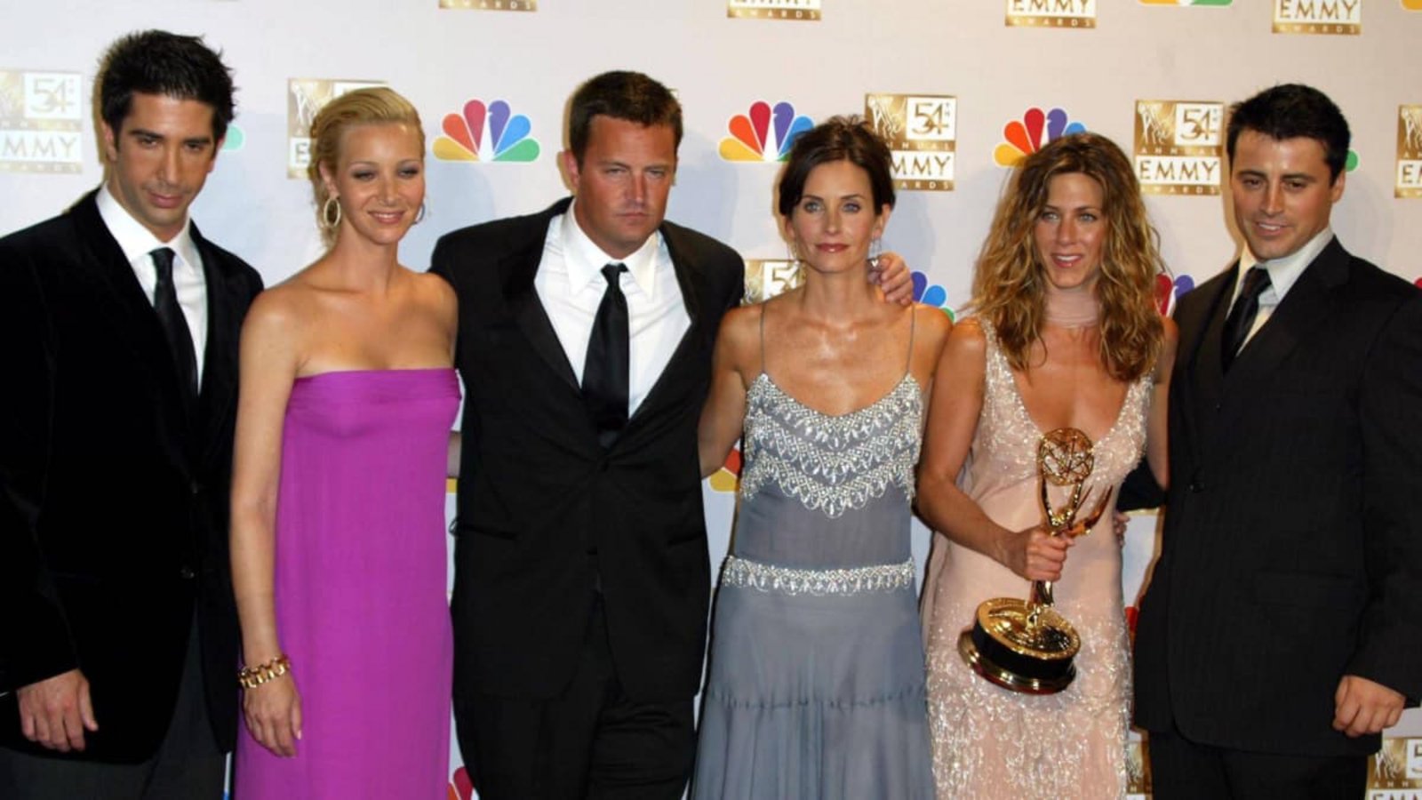 Der "Friends"-Cast im Jahr 2002: David Schwimmer, Lisa Kudrow, Matthew Perry, Courtney Cox, Jennifer Aniston and Matt LeBlanc (v. l.).IMAGO/Avalon.red Der "Friends"-Cast im Jahr 2002: David Schwimmer, Lisa Kudrow, Matthew Perry, Courtney Cox, Jennifer Aniston and Matt LeBlanc (v. l.).IMAGO/Avalon.red