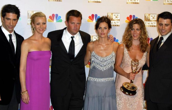 Der "Friends"-Cast im Jahr 2002: David Schwimmer, Lisa Kudrow, Matthew Perry, Courtney Cox, Jennifer Aniston and Matt LeBlanc (v. l.).<span class='image-autor'>IMAGO/Avalon.red</span>