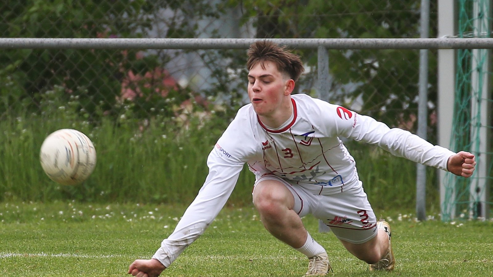 Lukas Bengsch hechtet sich für den TV Vaihingen nach dem Ball. Sein Team wird Zweiter beim eigenen Frühlingsturnier. Foto: Küppers