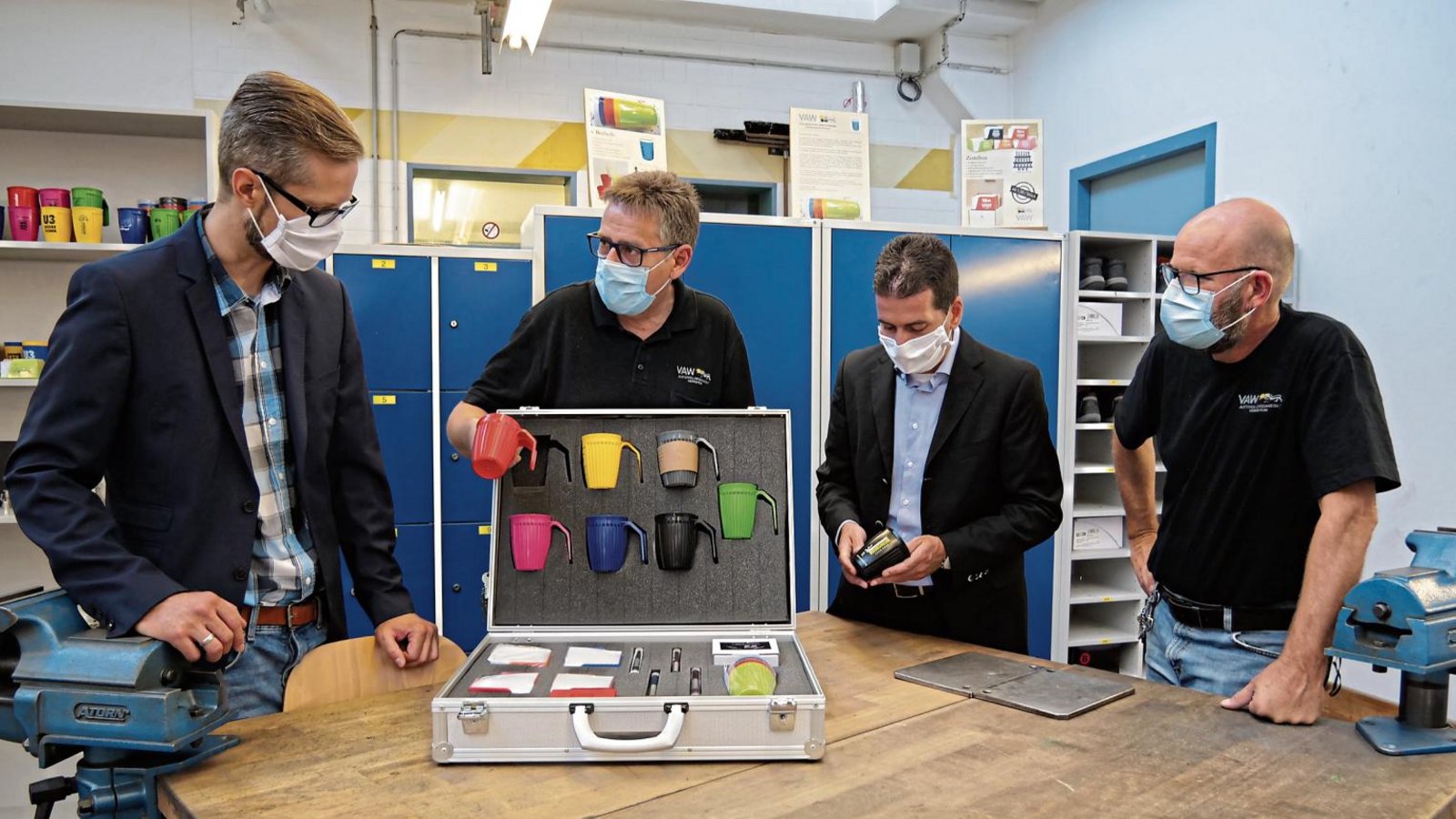 Lars Klapper, Johannes Schmidt, Frank Jansen und Marcus Beihofer (von links) begutachten die Produkte, die in der Ausbildungswerkstatt gefertigt worden sind. Foto: Friedrich Lars Klapper, Johannes Schmidt, Frank Jansen und Marcus Beihofer (von links) begutachten die Produkte, die in der Ausbildungswerkstatt gefertigt worden sind. Foto: Friedrich