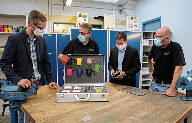 Lars Klapper, Johannes Schmidt, Frank Jansen und Marcus Beihofer (von links) begutachten die Produkte, die in der Ausbildungswerkstatt gefertigt worden sind. Foto: Friedrich
