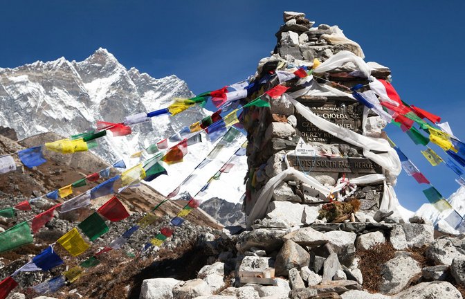 Denkmal zu Ehren der tödlich verunglückten Bergsteiger am Mount Everest.<span class='image-autor'>Foto: Imago/Depositphotos</span>