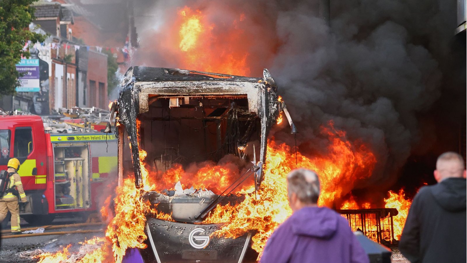 Nach einer brutalen Messerattacke gerät Belfast in eine Nacht voller Gewalt: Wie ein verbreitetes Video Proteste, Brände und gezielte Angriffe auf Migranten auslöste.Foto: AP Nach einer brutalen Messerattacke gerät Belfast in eine Nacht voller Gewalt: Wie ein verbreitetes Video Proteste, Brände und gezielte Angriffe auf Migranten auslöste.Foto: AP