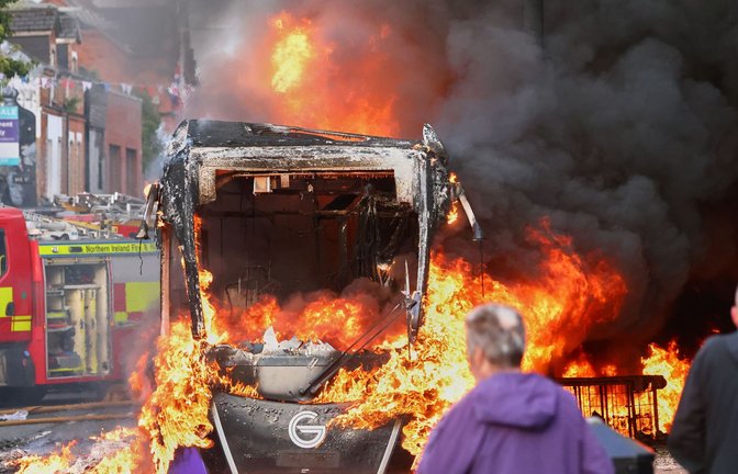 Nach einer brutalen Messerattacke gerät Belfast in eine Nacht voller Gewalt: Wie ein verbreitetes Video Proteste, Brände und gezielte Angriffe auf Migranten auslöste.<span class='image-autor'>Foto: AP</span>