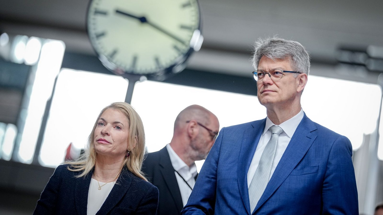 Palla und Schnieder setzen auf Verantwortung von Fahrgästen.Foto: Kay Nietfeld/dpa