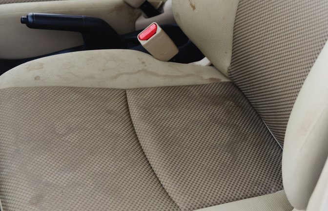 Erfahren Sie, wie Sie Ihre Autopolster effektiv reinigen und Flecken entfernen. Unsere detaillierte Anleitung zeigt Ihnen Schritt für Schritt, wie Sie Ihr Auto sauber und frisch halten.<span class='image-autor'>Foto: KhunkornStudio / Shutterstock.com</span>