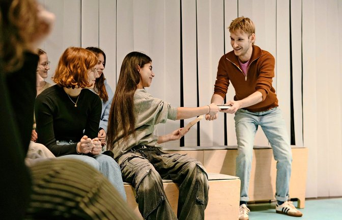 Das Junge Ensemble Stuttgart gibt vielerlei Warnungen für Besucher an: Etwa bei dem Stück „All das Schöne –  Solo mit Publikum von Duncan Macmillan mit Jonny Donahoe“.<span class='image-autor'>Foto: JES/Julia Sang Nguyen</span>