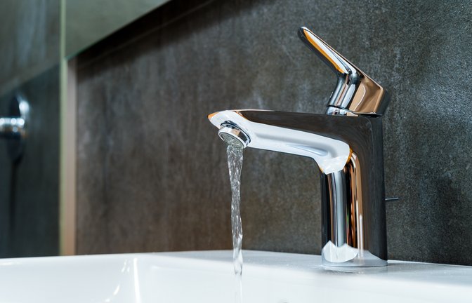 Auch beim Wasserhahn gibt es Einsparpotenzial.<span class='image-autor'>Foto: P A / shutterstock.com</span>