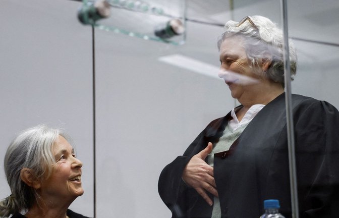 Daniela Klette (links) mit ihrer Anwältin.<span class='image-autor'>Foto: POOL/WOLFGANG RATTAY</span>