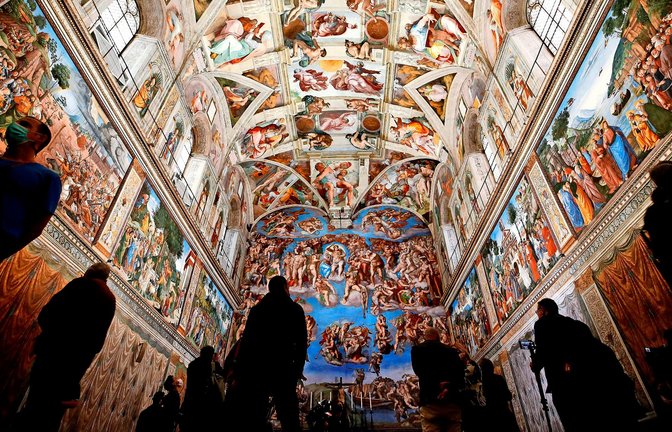 Besucher bewundern die Sixtinische Kapelle im Apostolischen Palast: In den Vatikanmuseen arbeiten rund 700 Menschen, viele von ihnen als Museumswächter.<span class='image-autor'>Foto: dpa/Alessandra Tarantino</span>