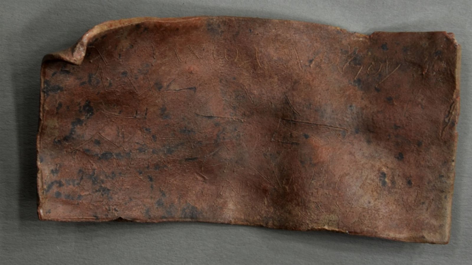 Heerlener Fluchtafel mit einer auf Altgriechisch verfassten Anrufung von Gottheiten und Dämonen im ägyptischen Stil.Foto: © Elke Fuchs, Institut für Papyrologie, Universität Heidelberg Heerlener Fluchtafel mit einer auf Altgriechisch verfassten Anrufung von Gottheiten und Dämonen im ägyptischen Stil.Foto: © Elke Fuchs, Institut für Papyrologie, Universität Heidelberg