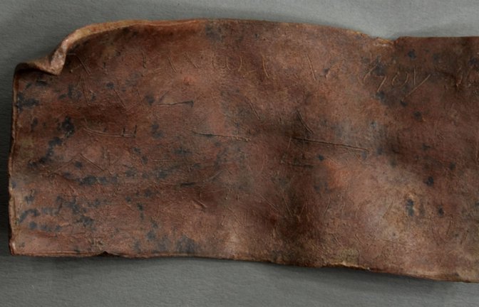 Heerlener Fluchtafel mit einer auf Altgriechisch verfassten Anrufung von Gottheiten und Dämonen im ägyptischen Stil.<span class='image-autor'>Foto: © Elke Fuchs, Institut für Papyrologie, Universität Heidelberg</span>