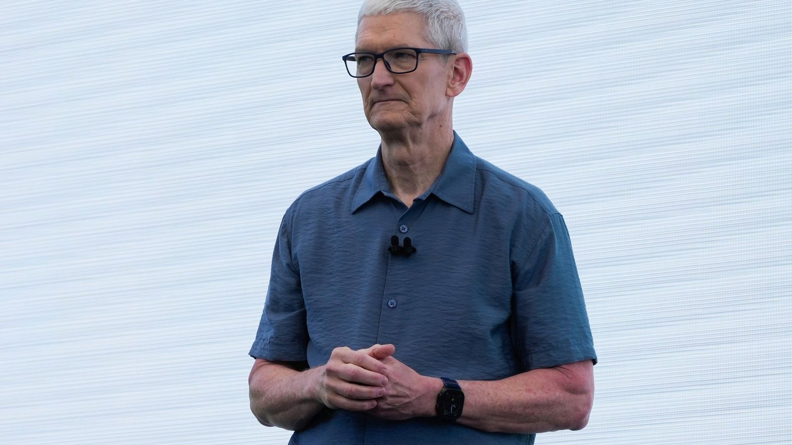 Apple-Chef Tim Cook zufolge kann der iPhone-Konzern Kunden nicht mehr wie bisher Kunden von Preiserhöhungen bei Bauteilen abschirmen. (Archivbild)Foto: Jeff Chiu/AP/dpa Apple-Chef Tim Cook zufolge kann der iPhone-Konzern Kunden nicht mehr wie bisher Kunden von Preiserhöhungen bei Bauteilen abschirmen. (Archivbild)Foto: Jeff Chiu/AP/dpa