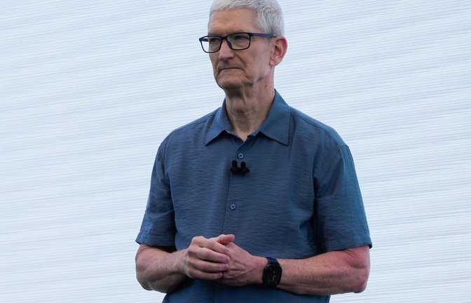 Apple-Chef Tim Cook zufolge kann der iPhone-Konzern Kunden nicht mehr wie bisher Kunden von Preiserhöhungen bei Bauteilen abschirmen. (Archivbild)<span class='image-autor'>Foto: Jeff Chiu/AP/dpa</span>
