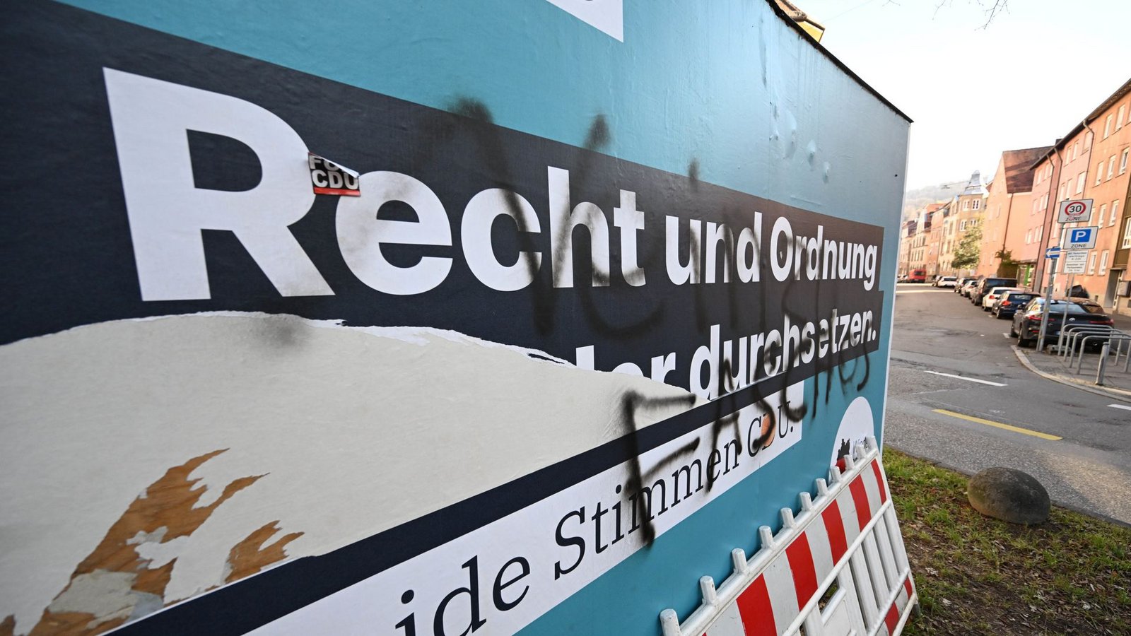 Wahlplakate aller Parteien sind Ziel von Schmierereien geworden.Foto: dpa/Bernd Weißbrod Wahlplakate aller Parteien sind Ziel von Schmierereien geworden.Foto: dpa/Bernd Weißbrod